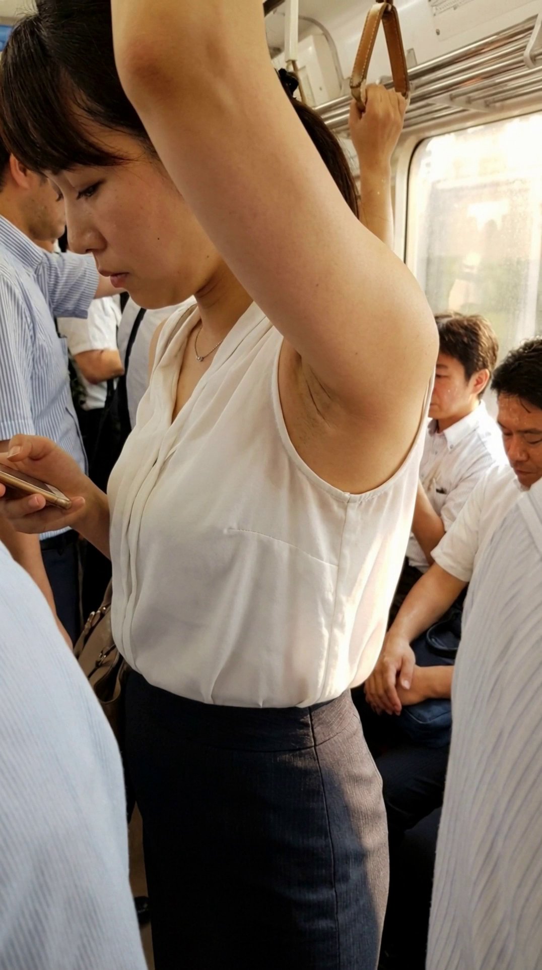 わきの下の魅力を再発見！三田佳子の話題を見ながら